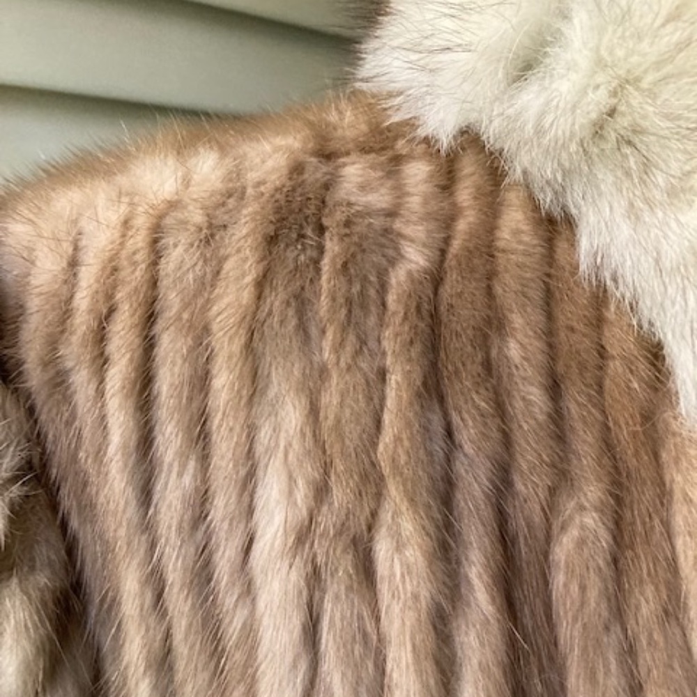 Natural Mink Coat With Fox Trim - Picture 4 of 9